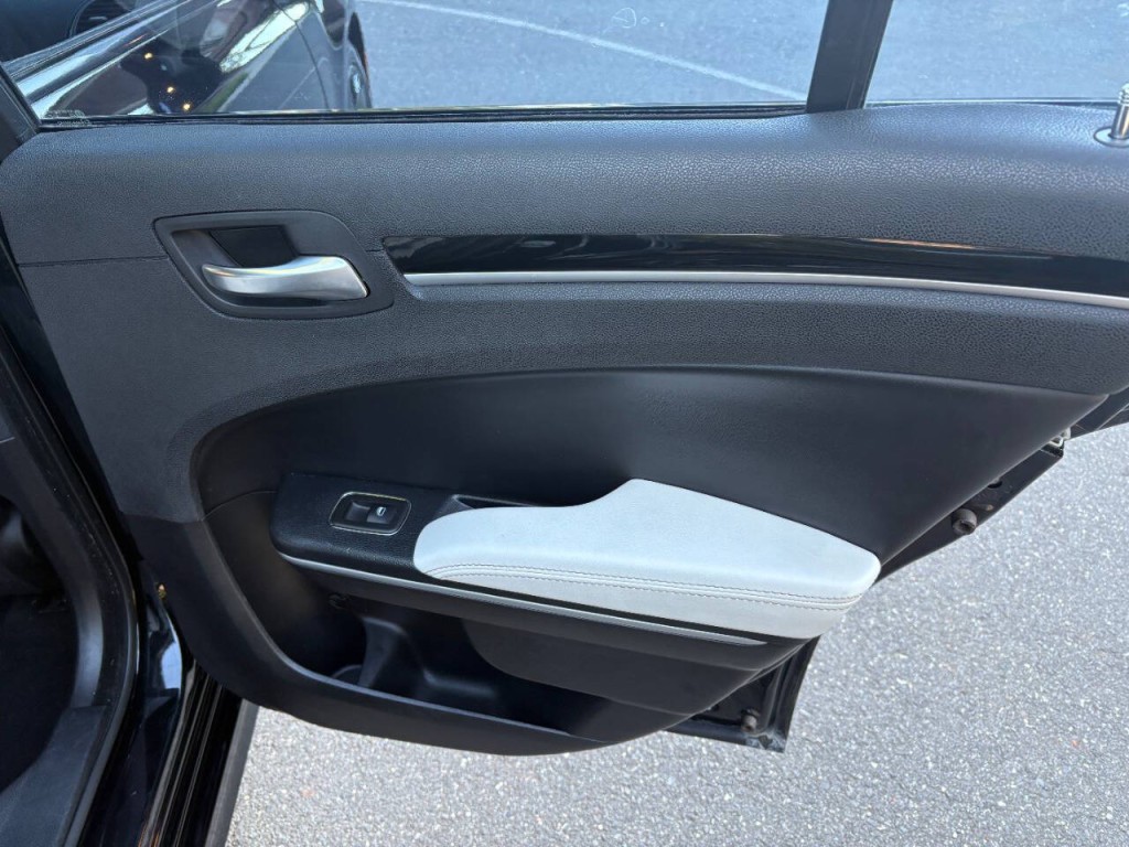 2020 Chrysler 300 Image 30