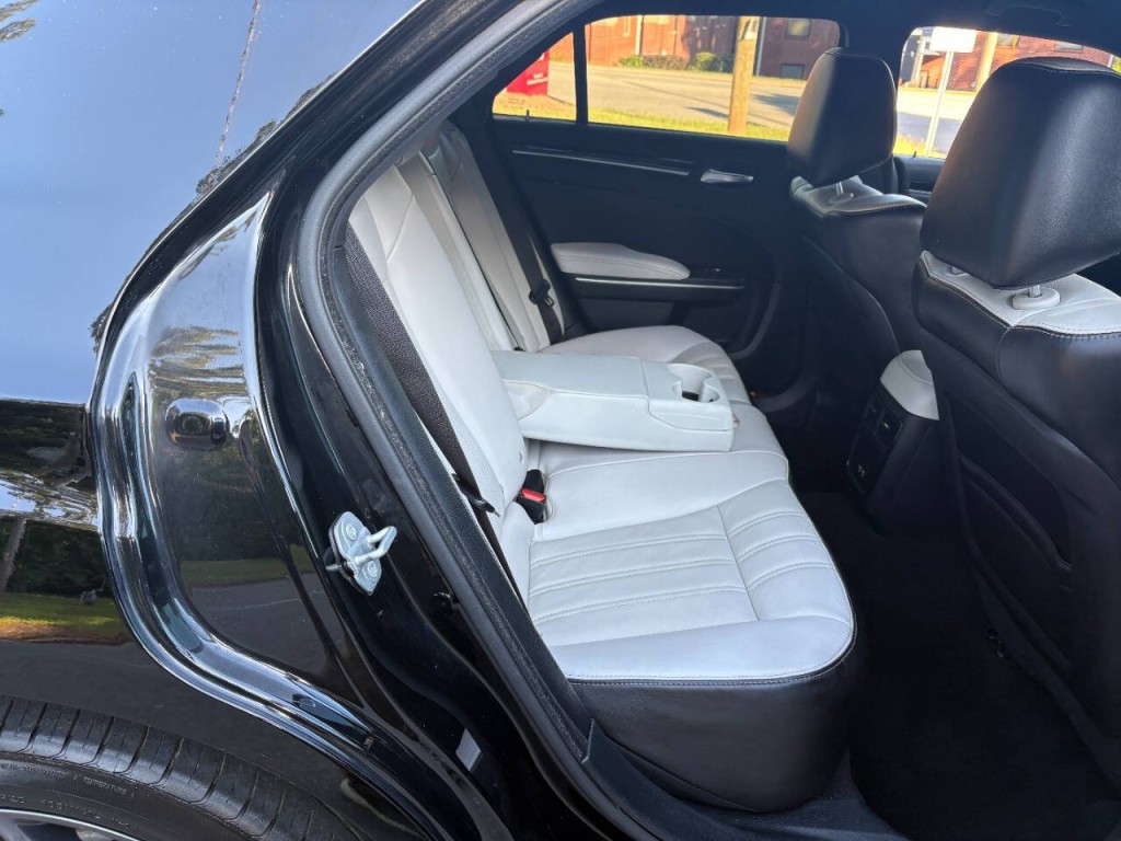 2020 Chrysler 300 Image 31