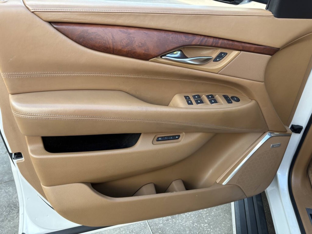 2016 Cadillac Escalade Image 10