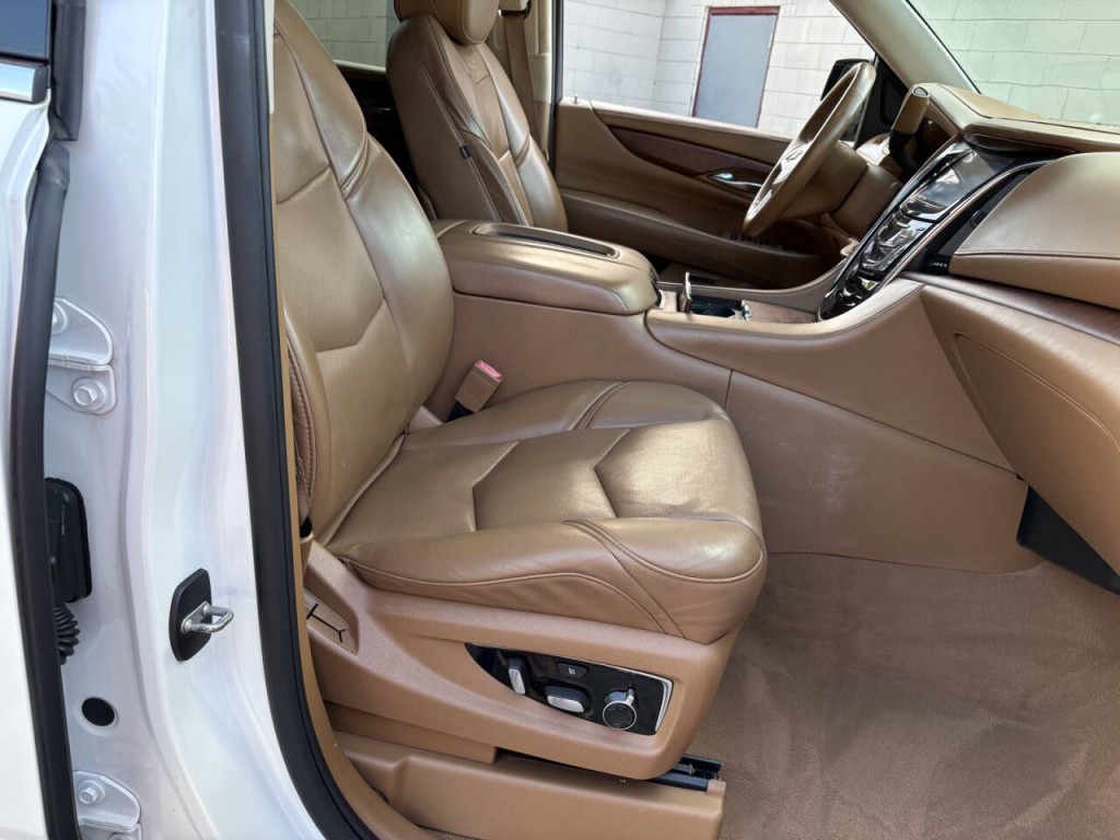2016 Cadillac Escalade Image 35