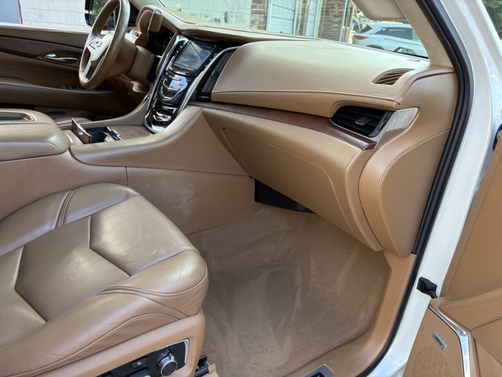 2016 Cadillac Escalade Image 36