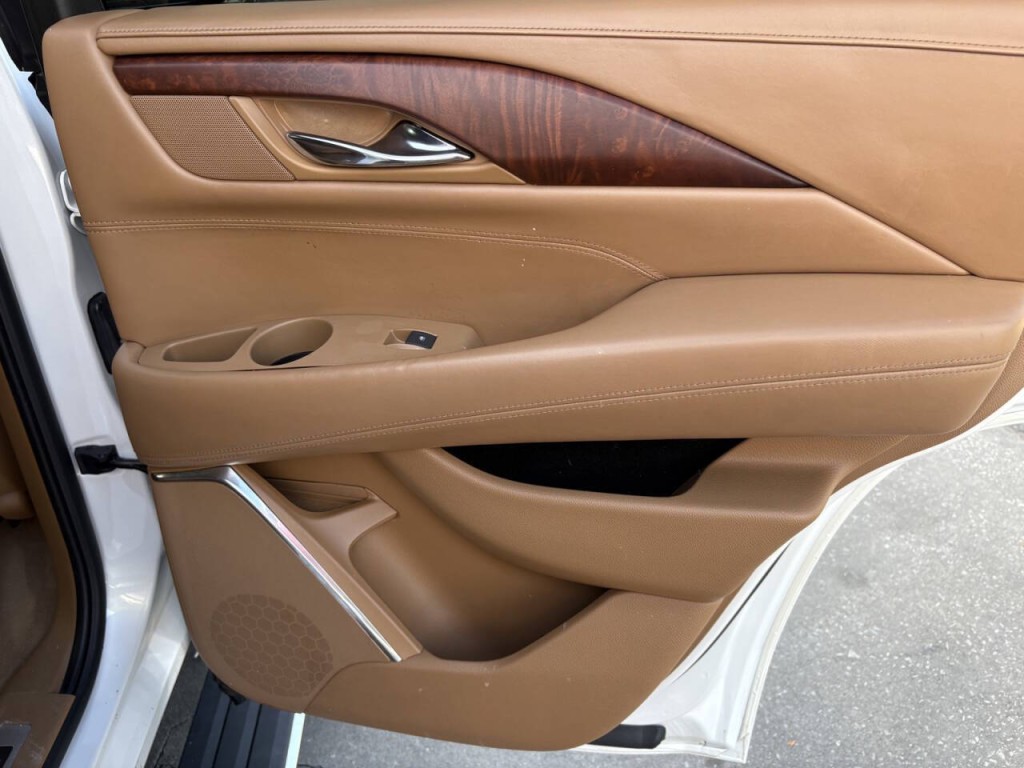 2016 Cadillac Escalade Image 37