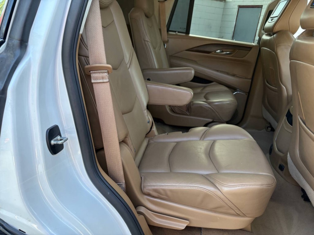 2016 Cadillac Escalade Image 38