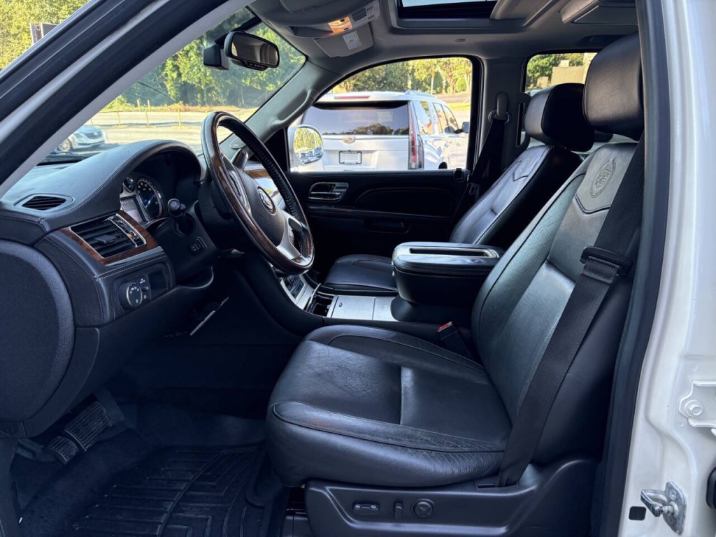 2013 Cadillac Escalade Image 11