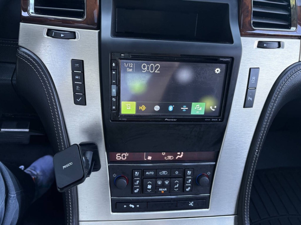 2013 Cadillac Escalade Image 17