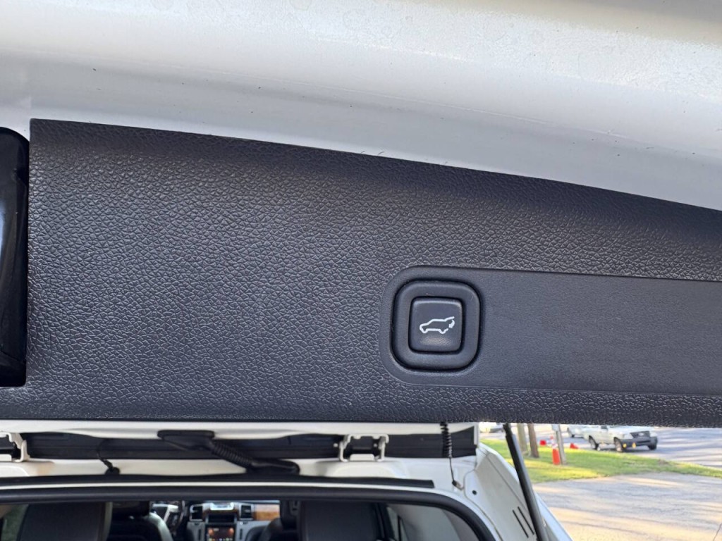 2013 Cadillac Escalade Image 23