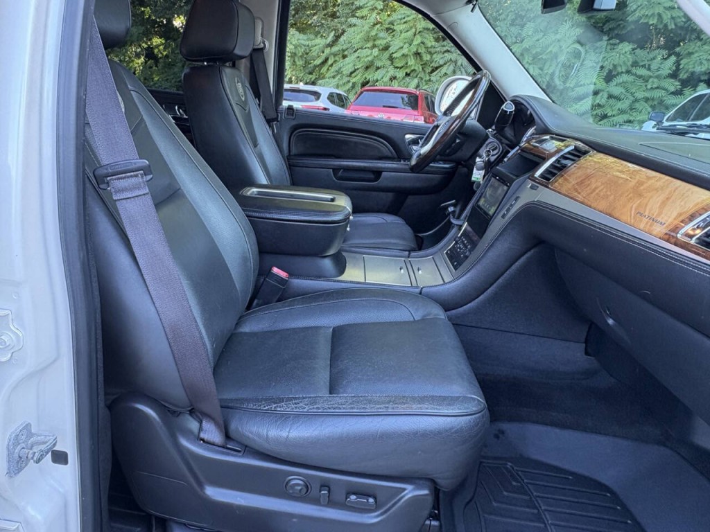 2013 Cadillac Escalade Image 25