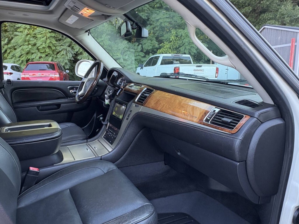 2013 Cadillac Escalade Image 26