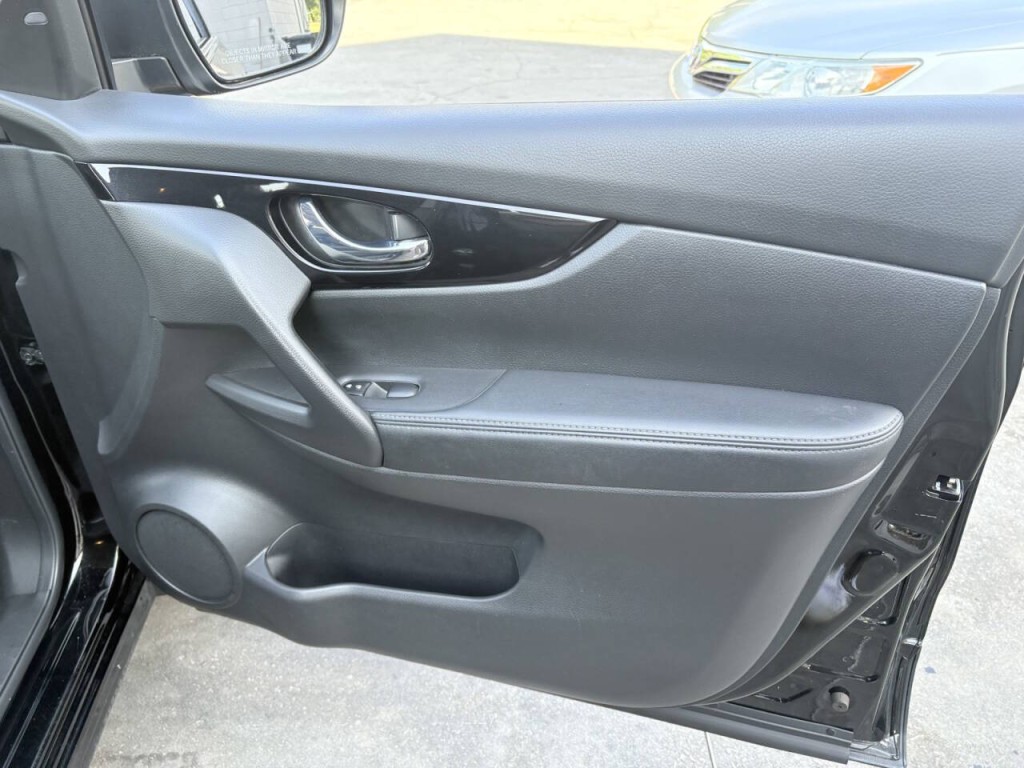 2020 Nissan Rogue Image 25
