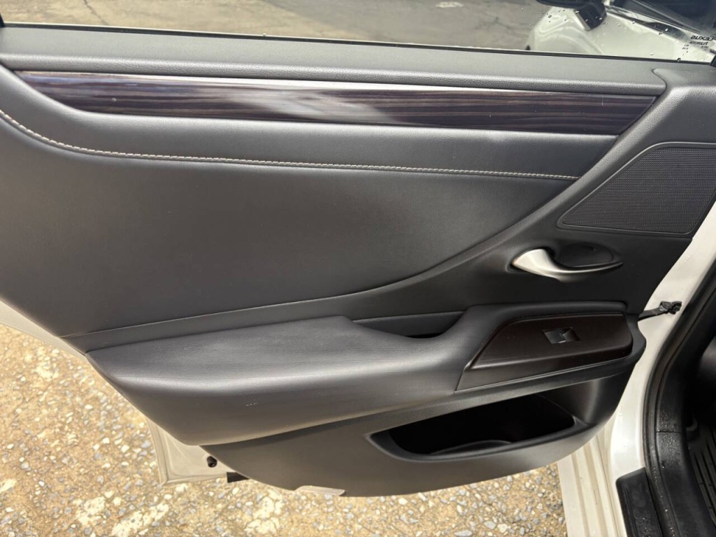 2019 Lexus ES 350 Image 28