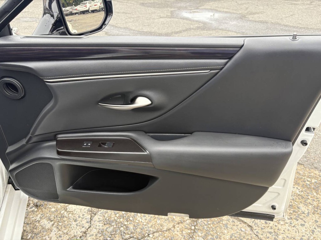 2019 Lexus ES 350 Image 32