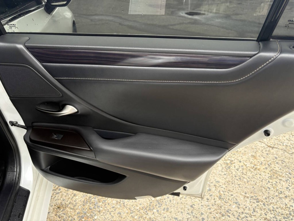 2019 Lexus ES 350 Image 35