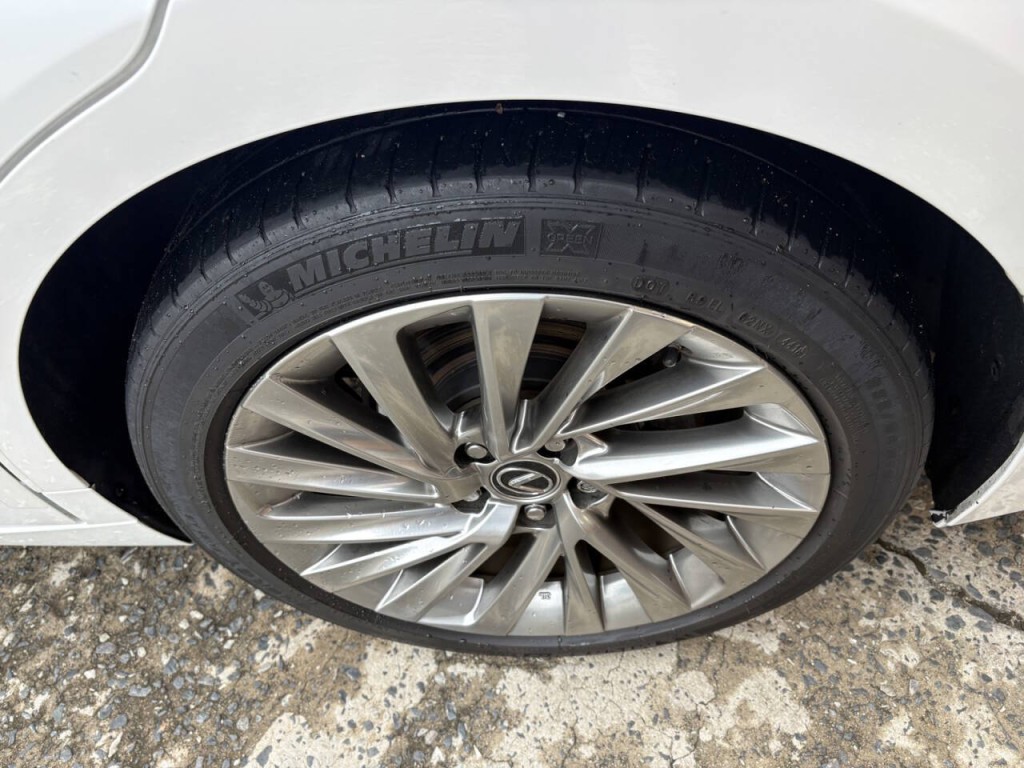 2019 Lexus ES 350 Image 40