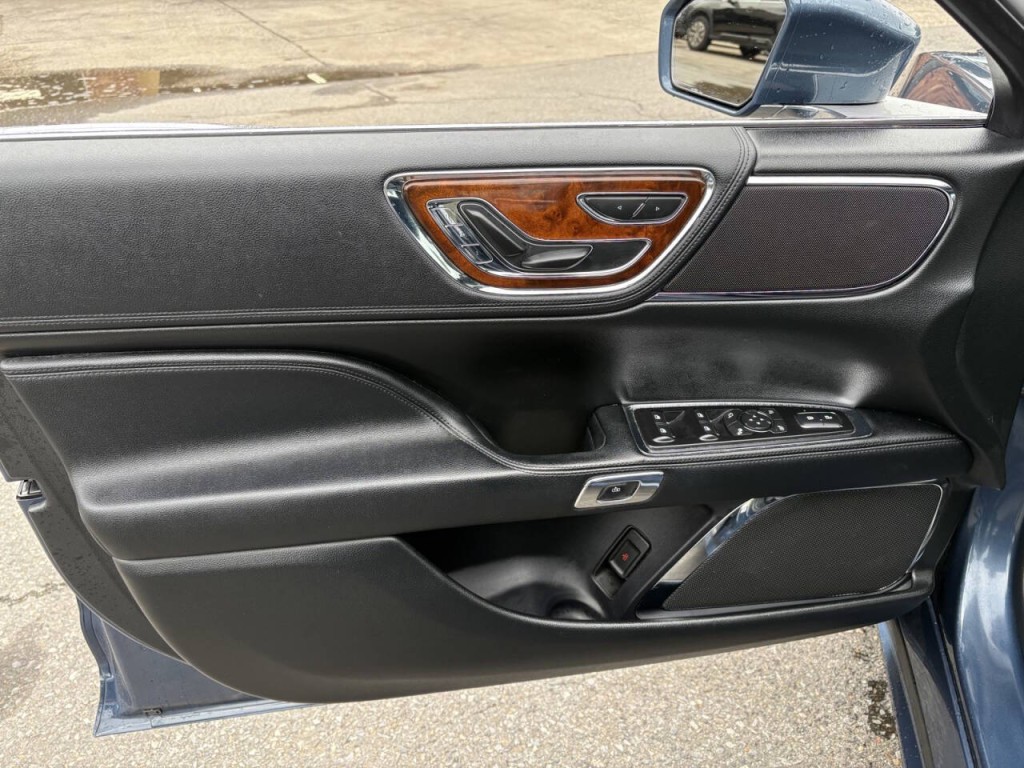 2019 Lincoln Continental Image 9