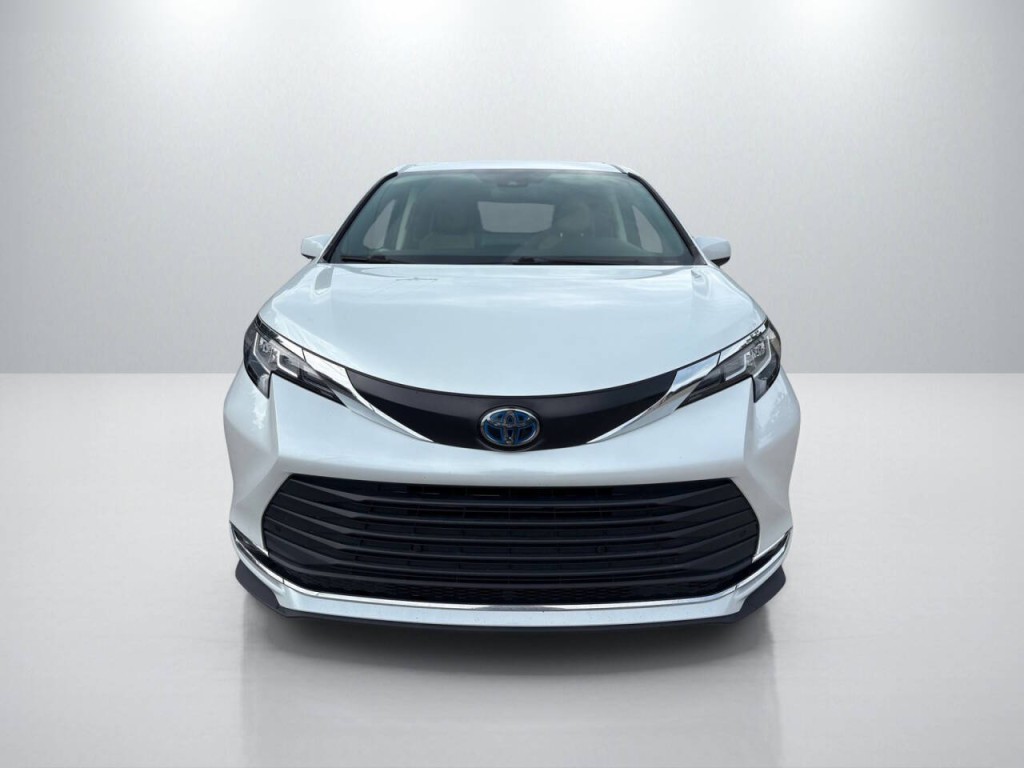 2022 Toyota Sienna Image 2
