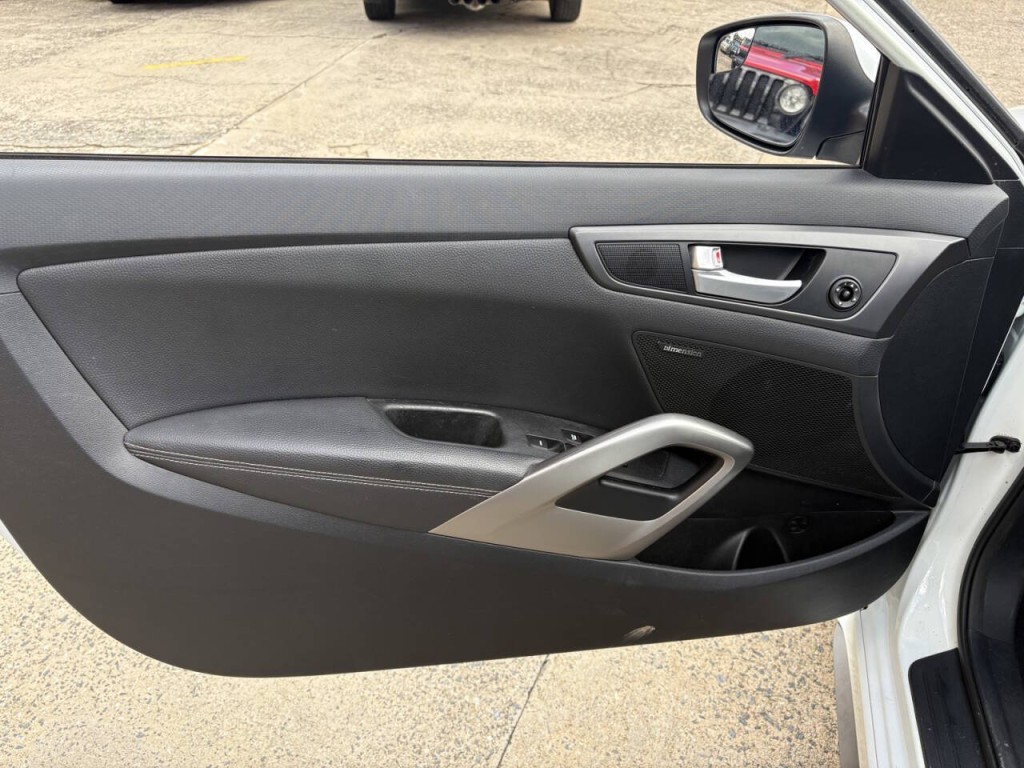 2016 Hyundai Veloster Image 9