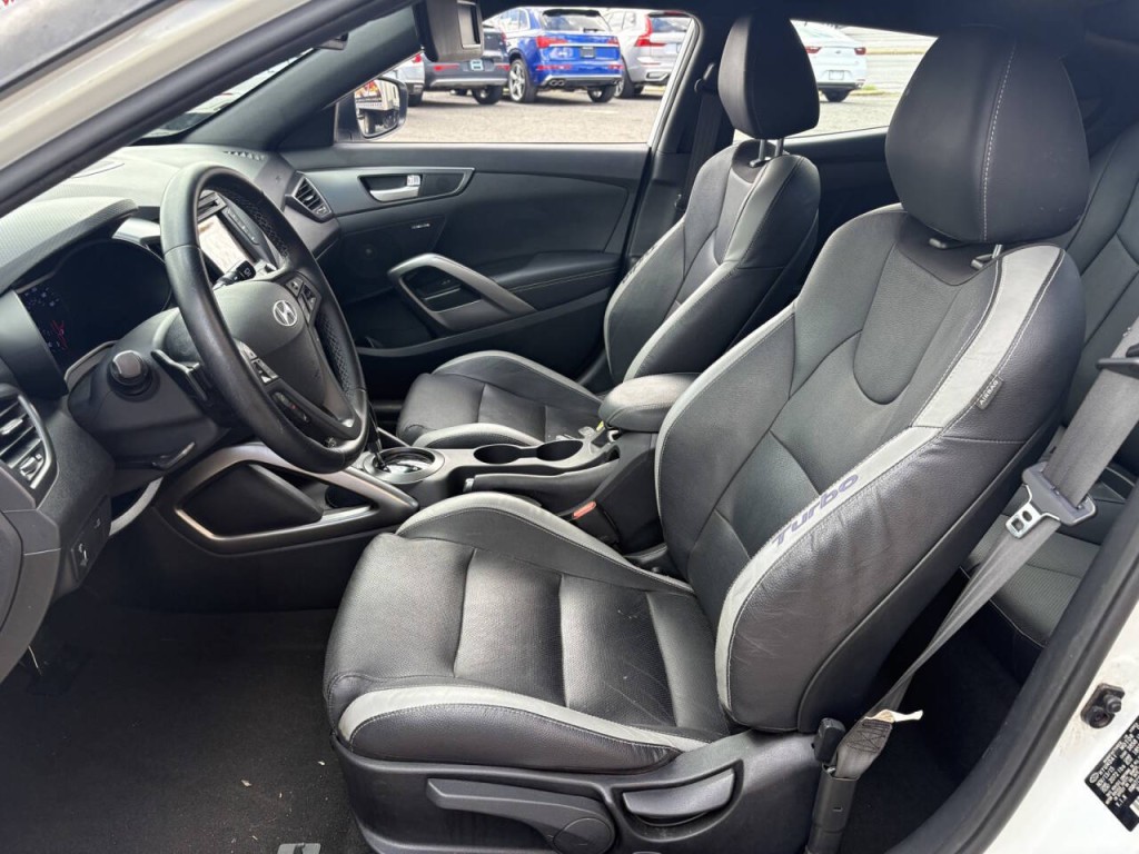 2016 Hyundai Veloster Image 10