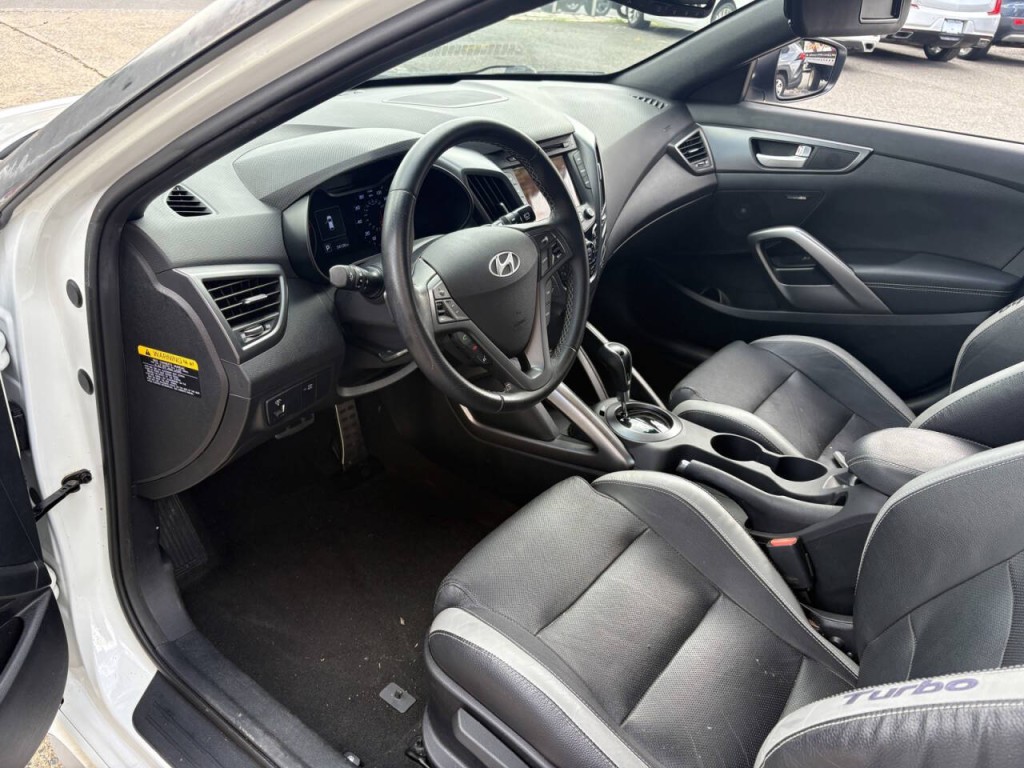 2016 Hyundai Veloster Image 11