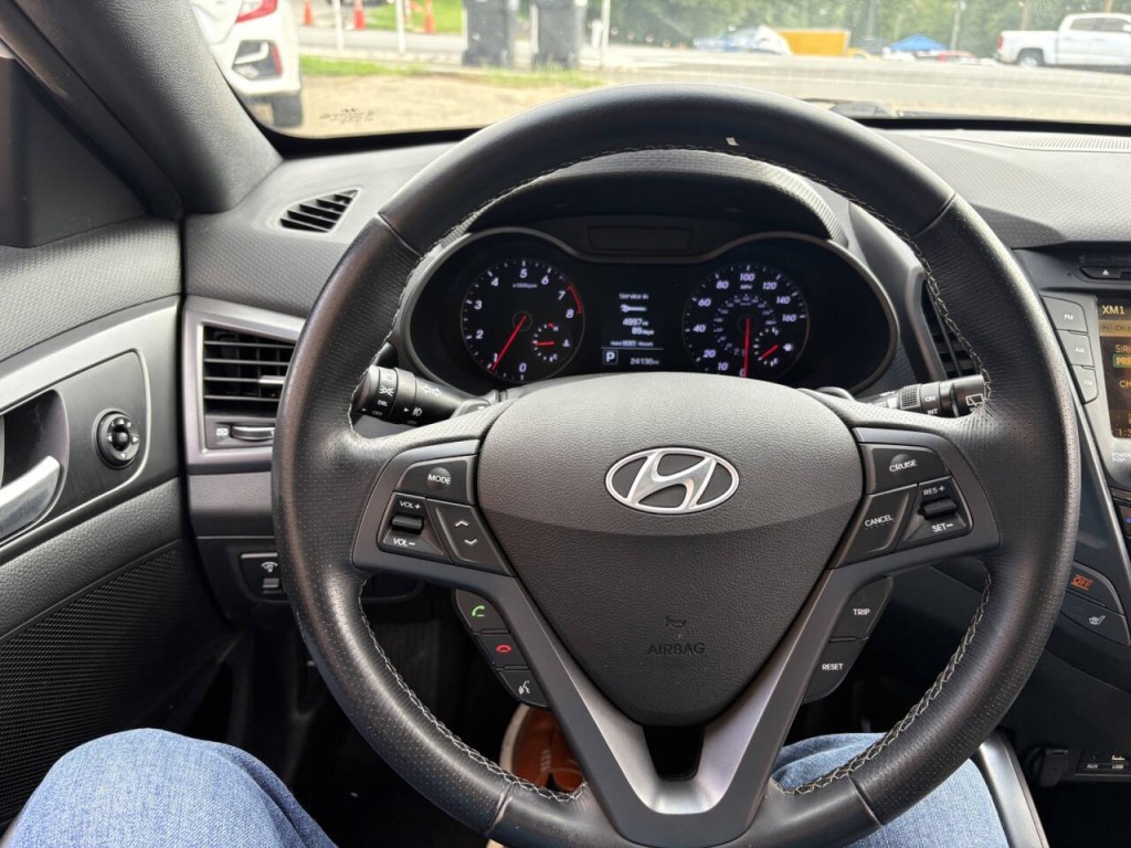 2016 Hyundai Veloster Image 13