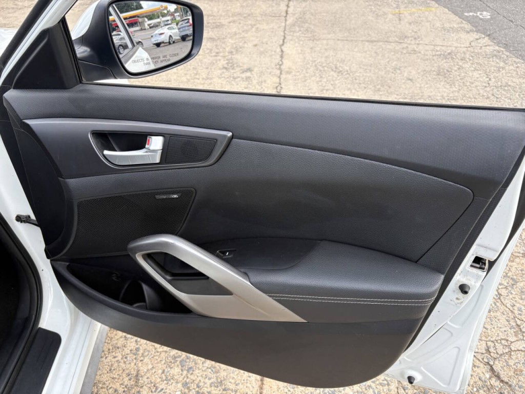 2016 Hyundai Veloster Image 20