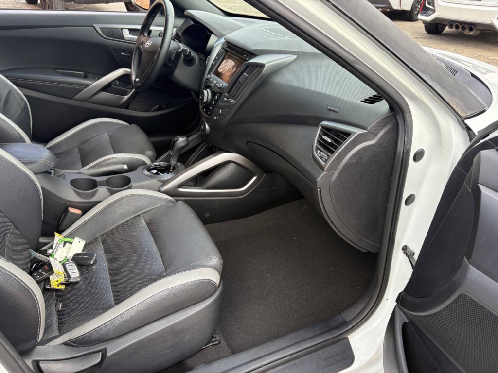 2016 Hyundai Veloster Image 22