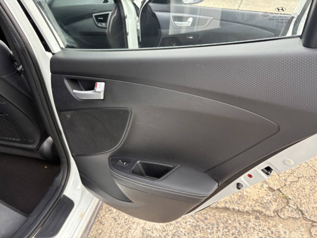 2016 Hyundai Veloster Image 23