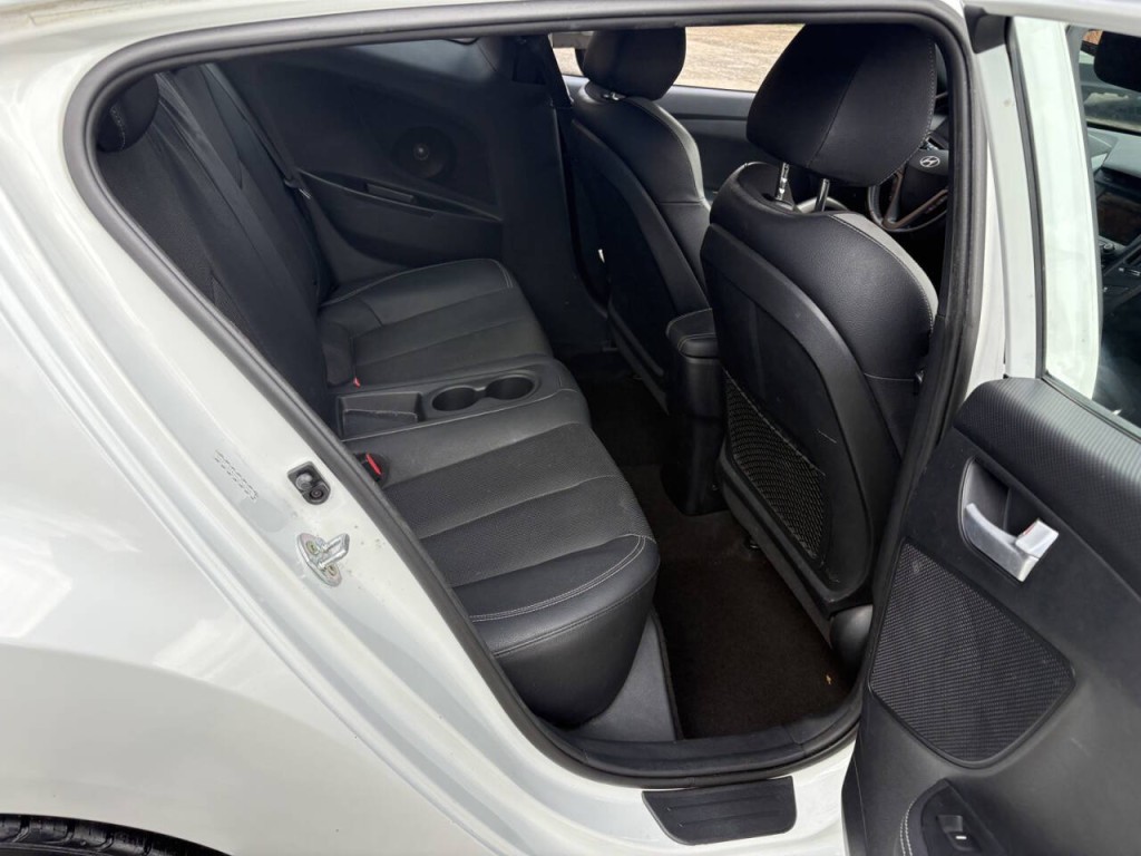 2016 Hyundai Veloster Image 24