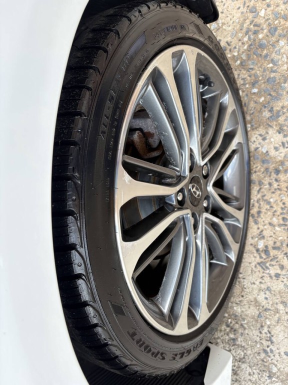 2016 Hyundai Veloster Image 28