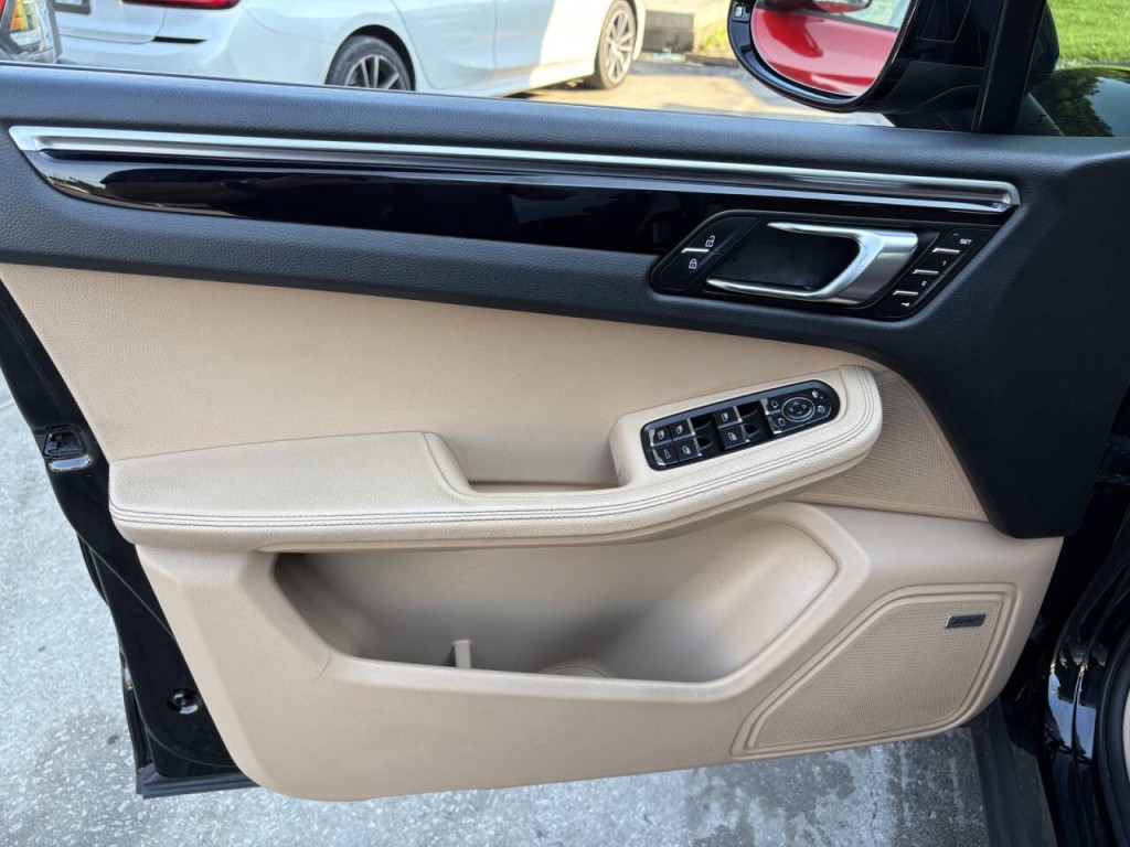 2020 Porsche Macan Image 11