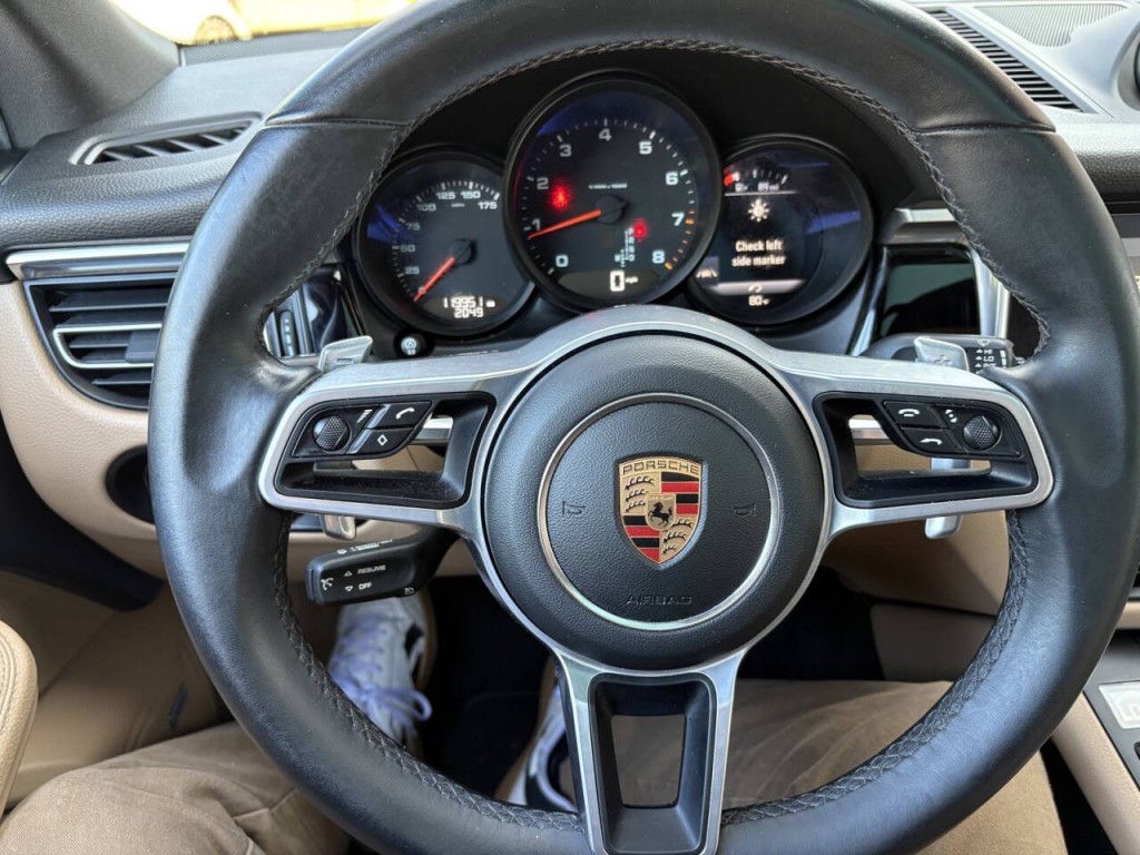 2020 Porsche Macan Image 16