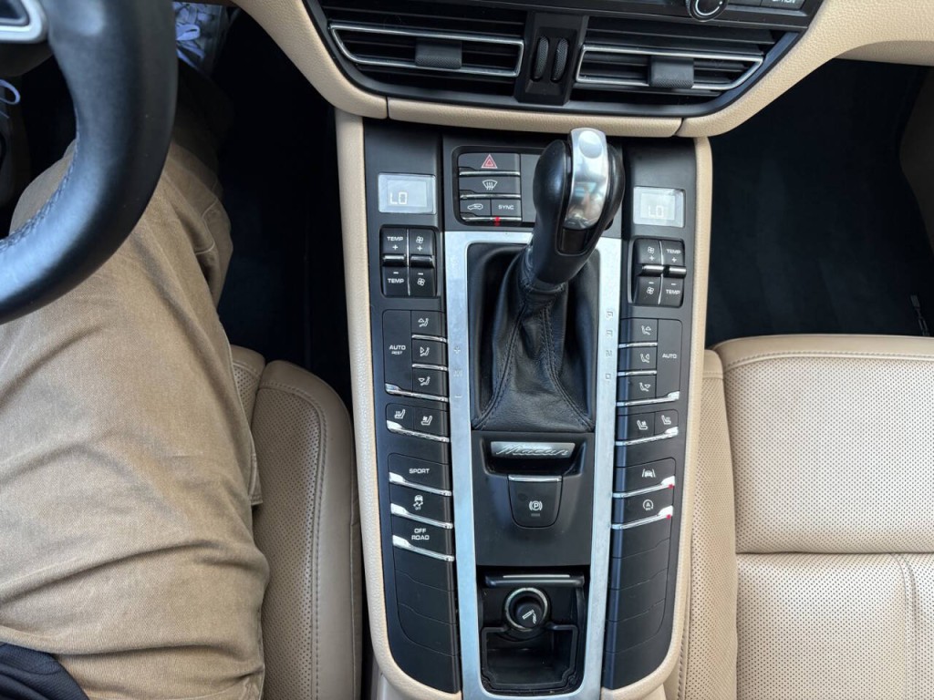 2020 Porsche Macan Image 25