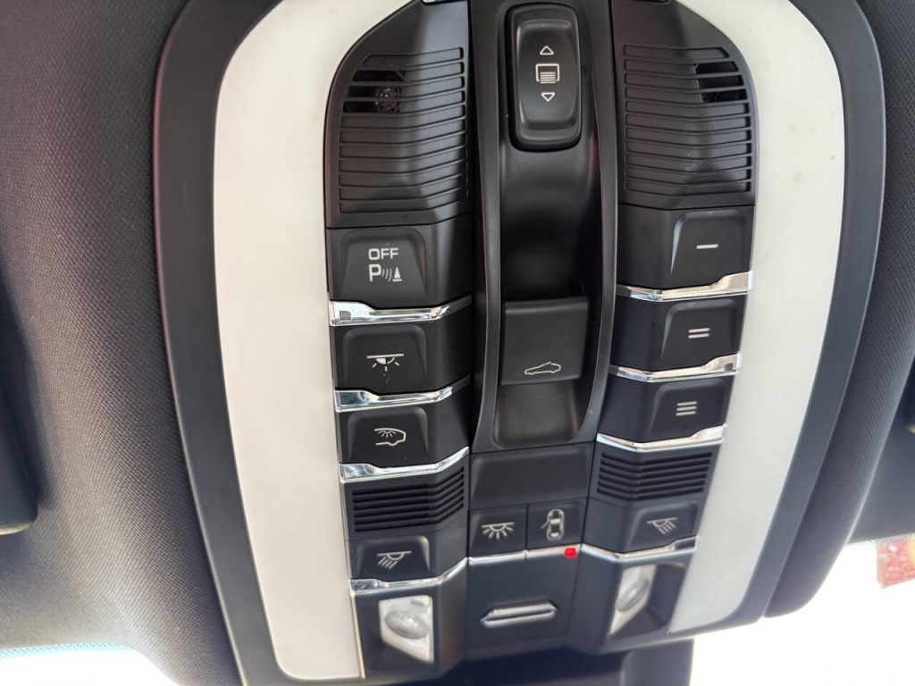 2020 Porsche Macan Image 26