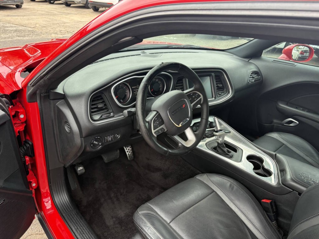 2016 Dodge Challenger Image 11