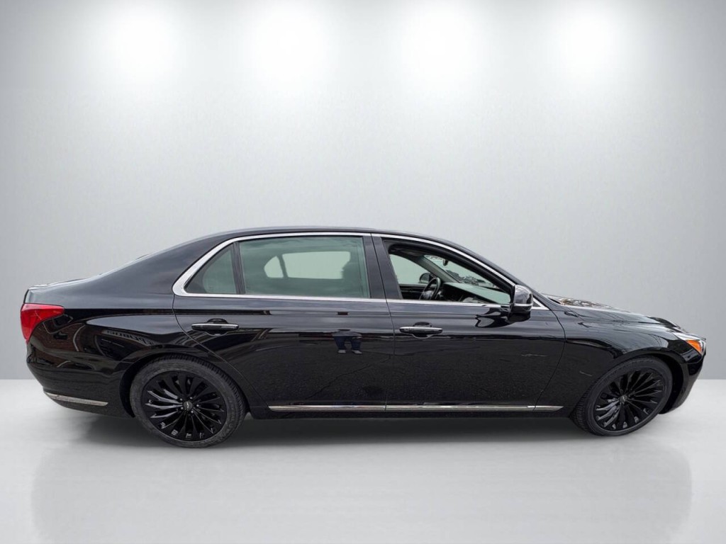 2019 Genesis G90 Image 8