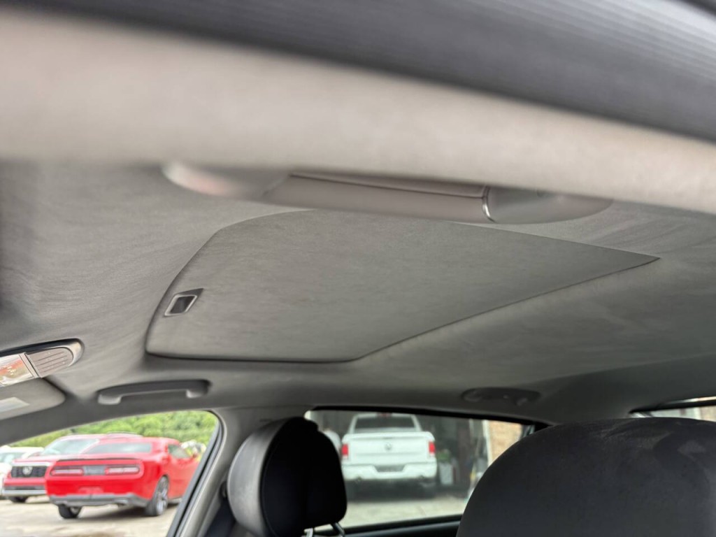 2019 Genesis G90 Image 10