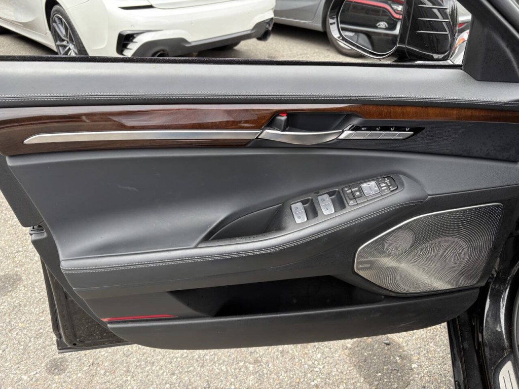2019 Genesis G90 Image 11