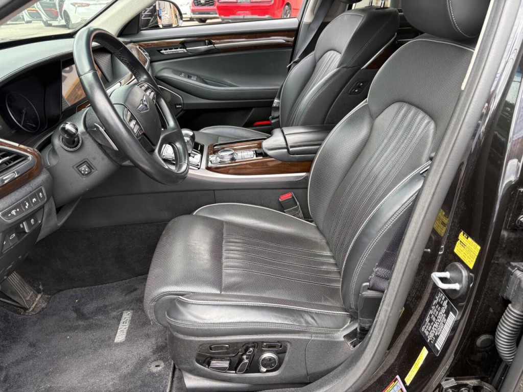 2019 Genesis G90 Image 12