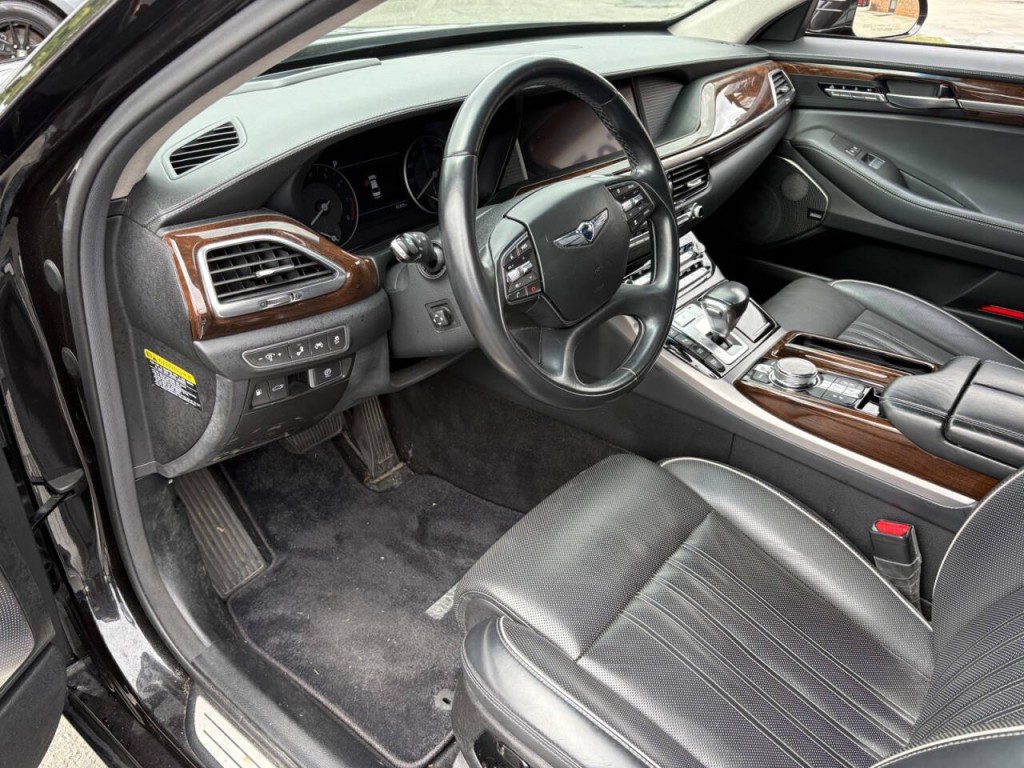 2019 Genesis G90 Image 13
