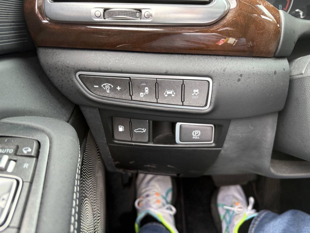 2019 Genesis G90 Image 14