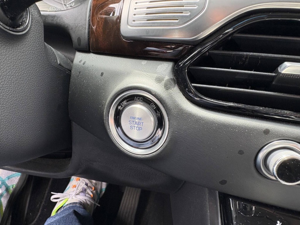2019 Genesis G90 Image 22