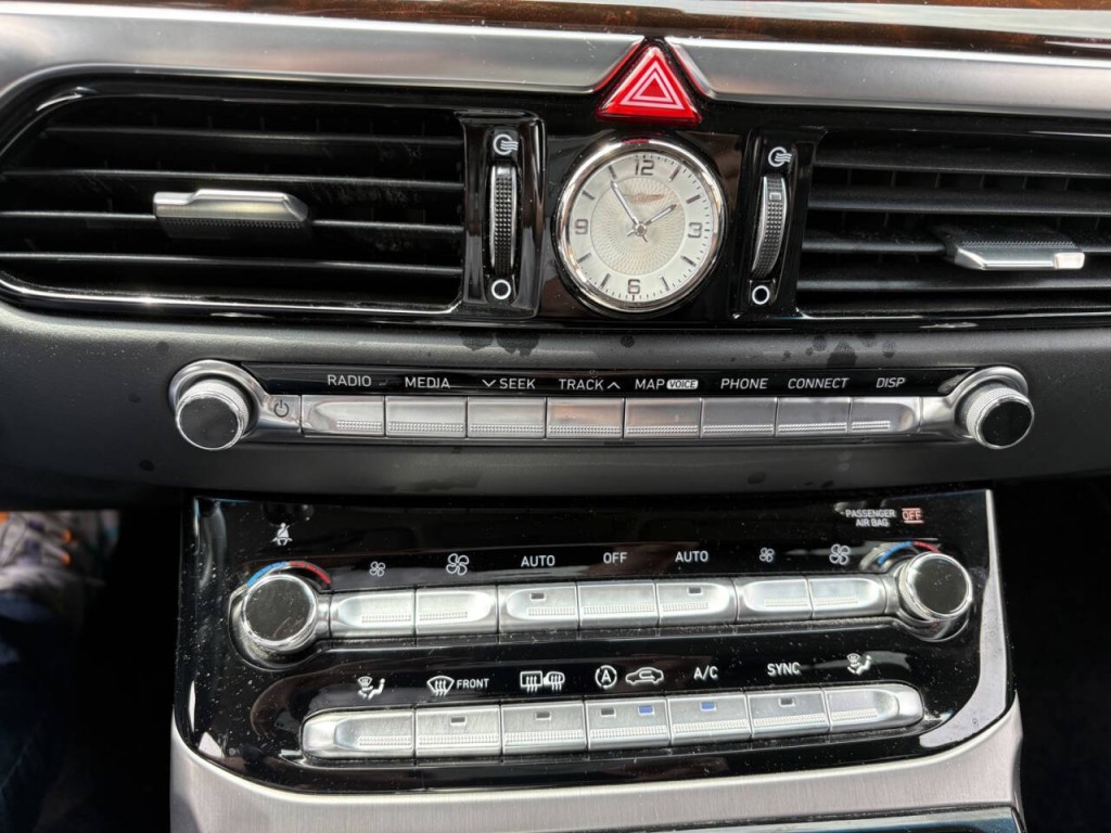 2019 Genesis G90 Image 23