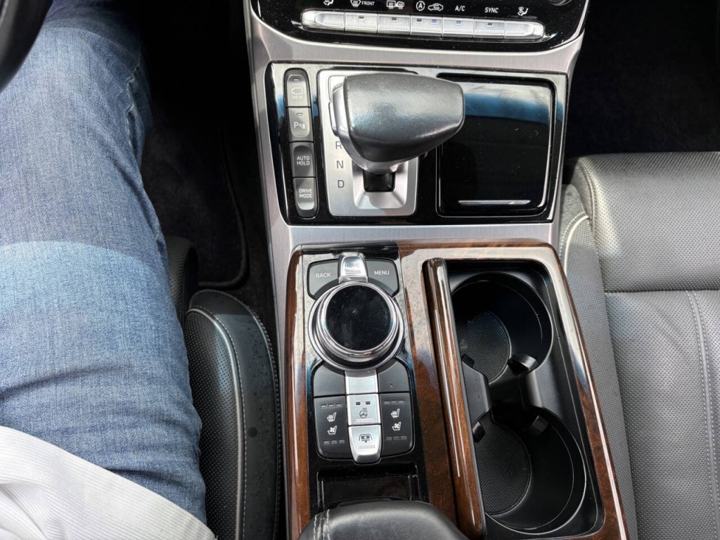 2019 Genesis G90 Image 24