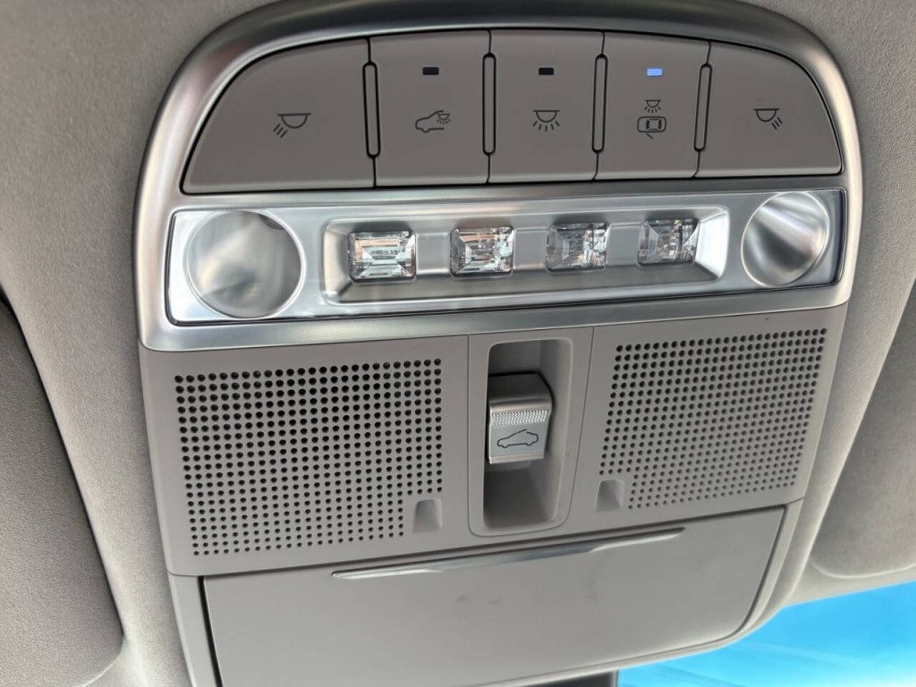 2019 Genesis G90 Image 25