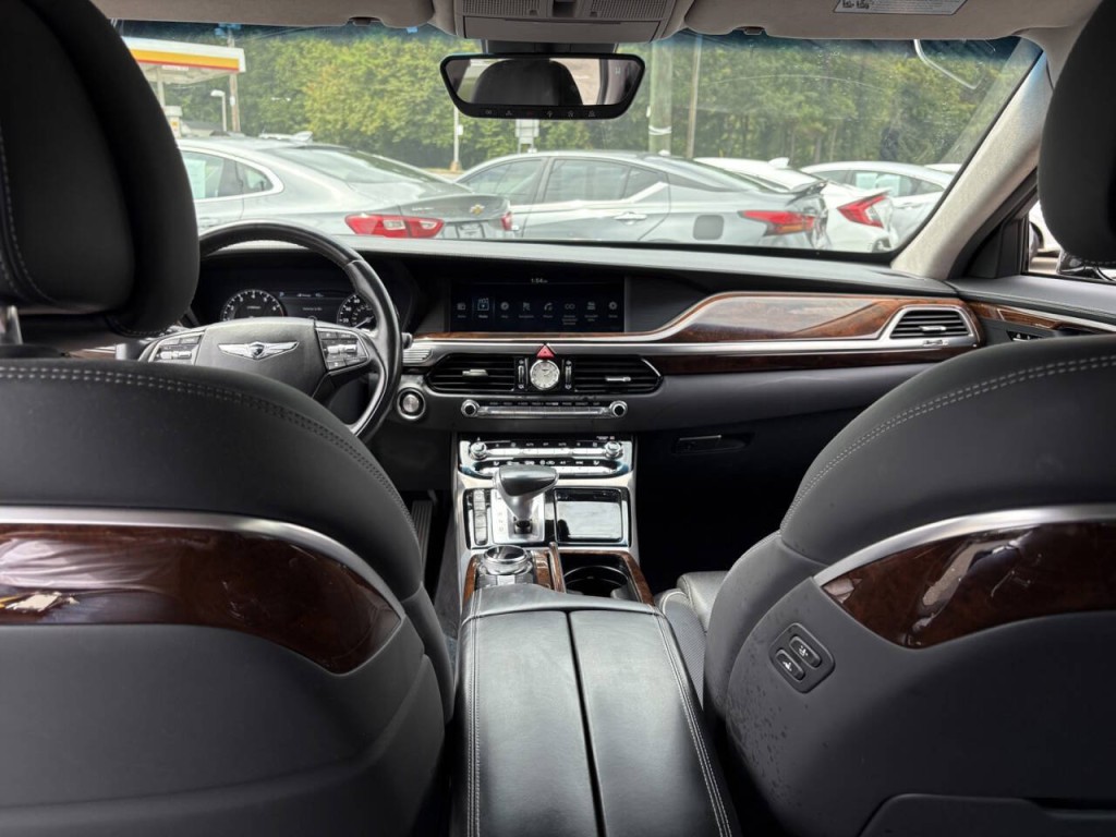 2019 Genesis G90 Image 26