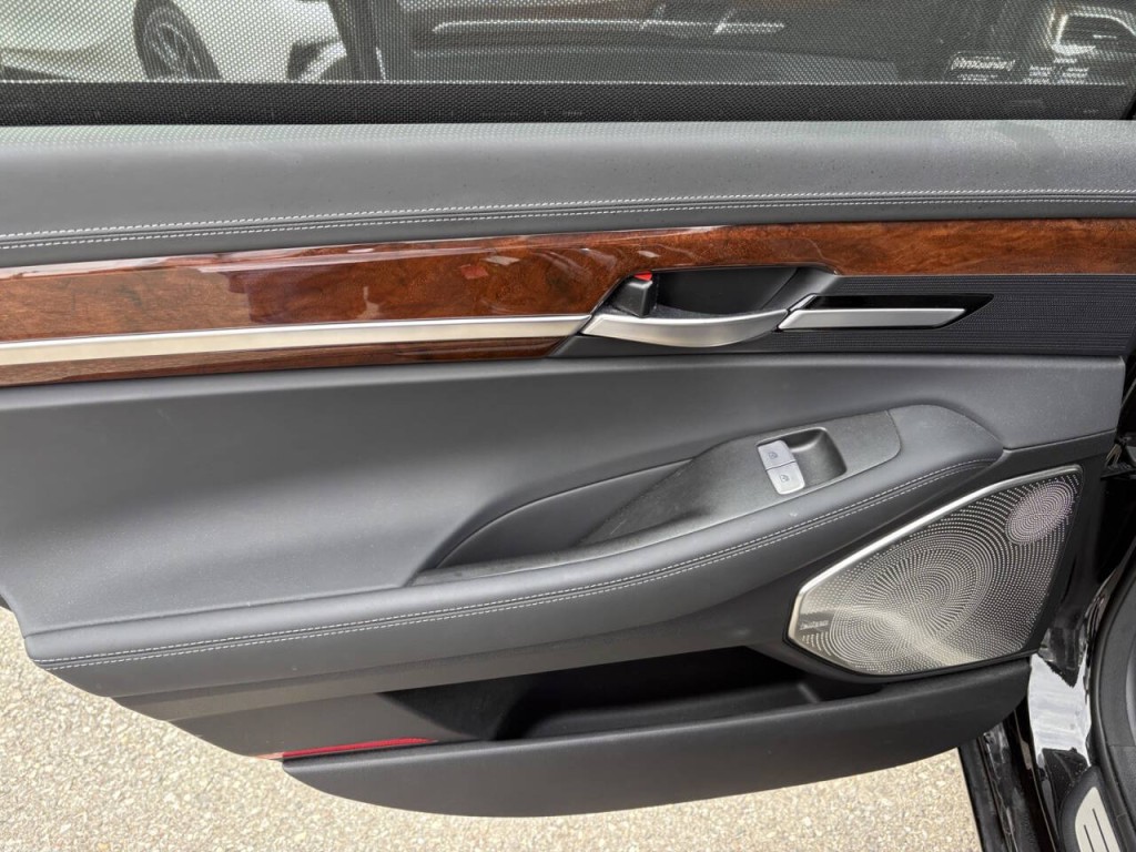 2019 Genesis G90 Image 27