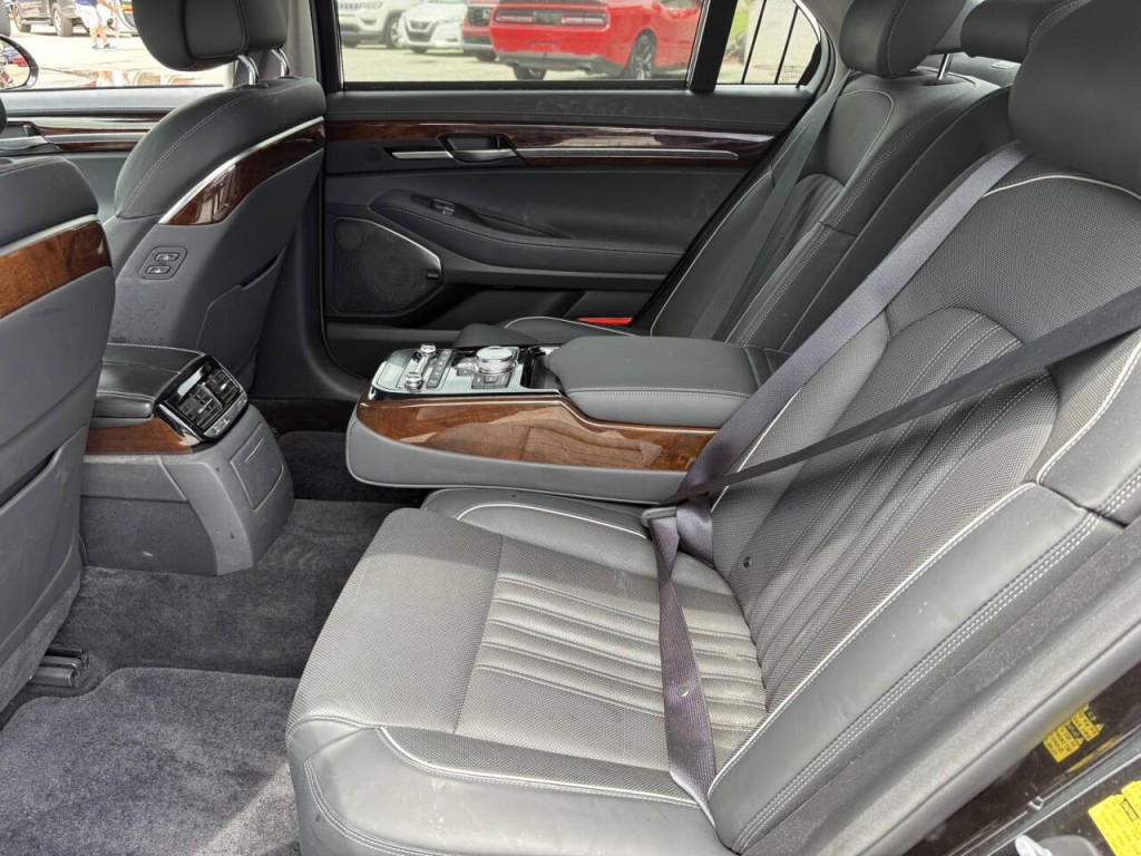 2019 Genesis G90 Image 28