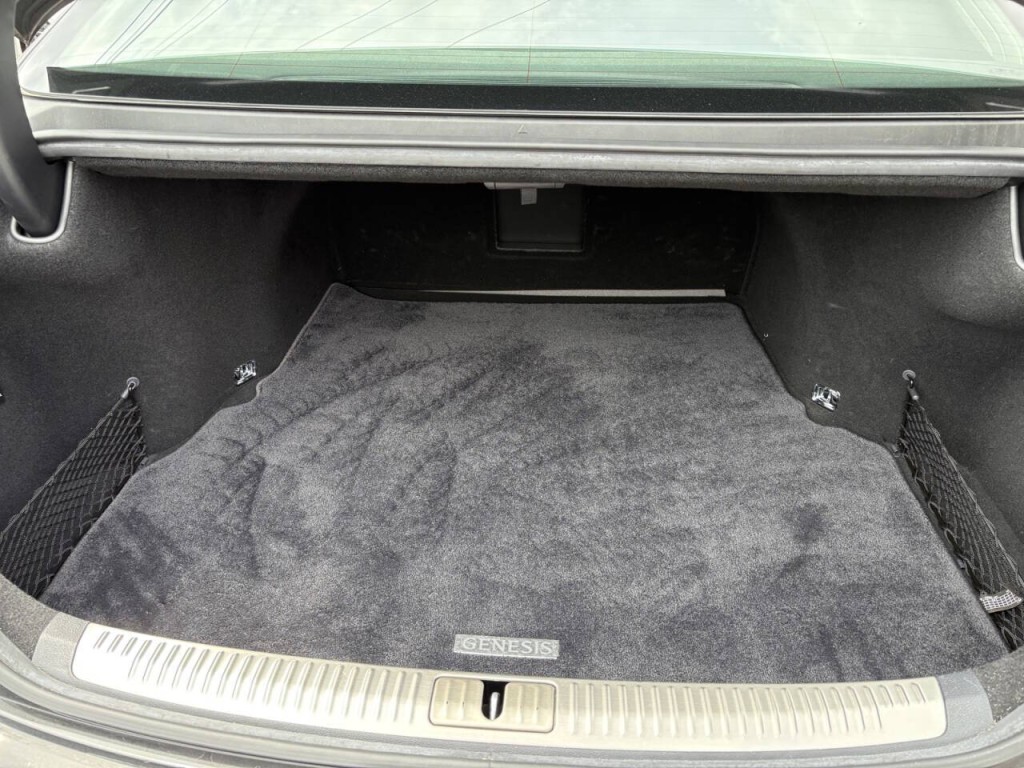 2019 Genesis G90 Image 29