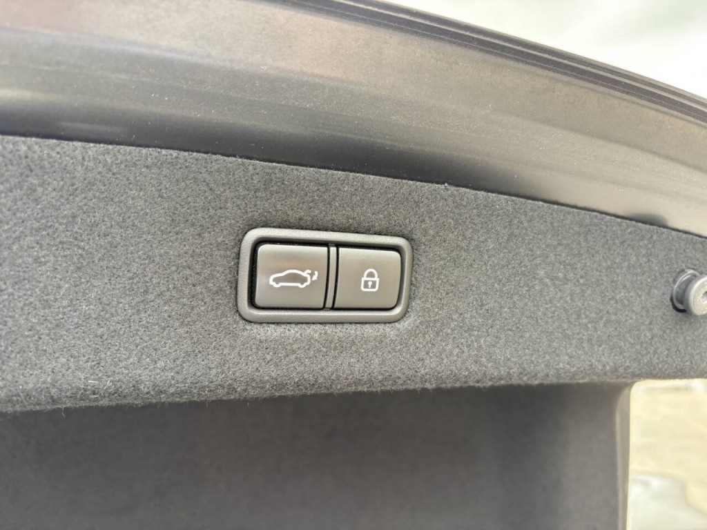 2019 Genesis G90 Image 30