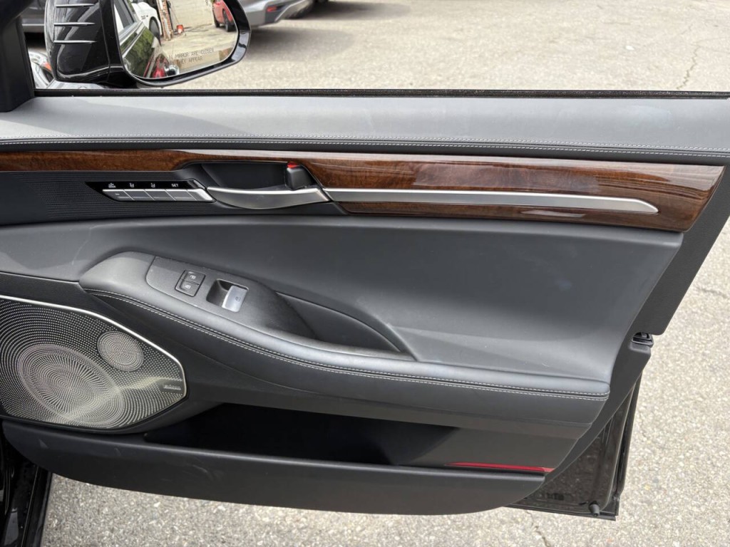 2019 Genesis G90 Image 31