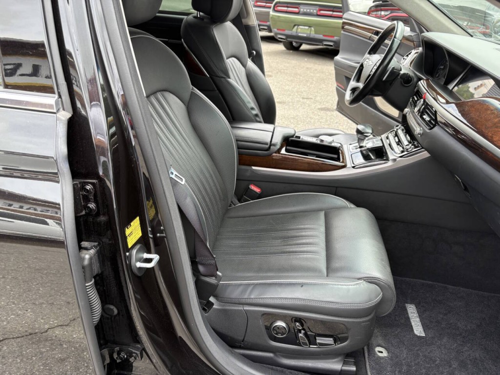 2019 Genesis G90 Image 32